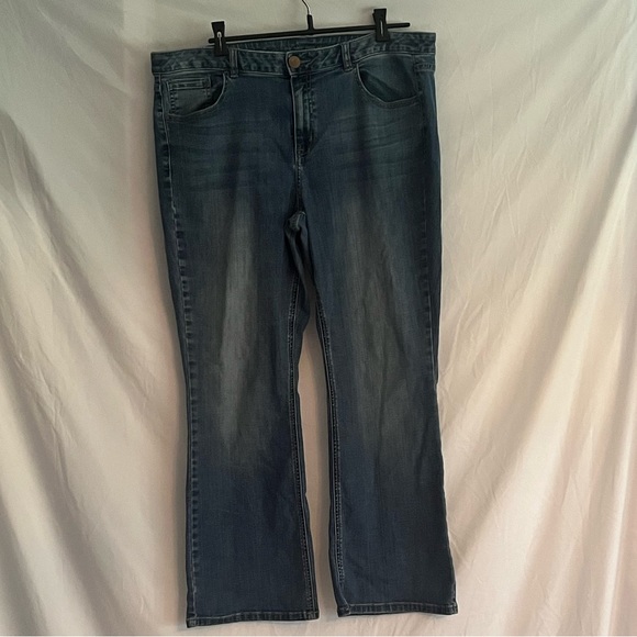 Women’s Lane Bryant 18 short (2x) jeans $21 - Picture 1 of 4